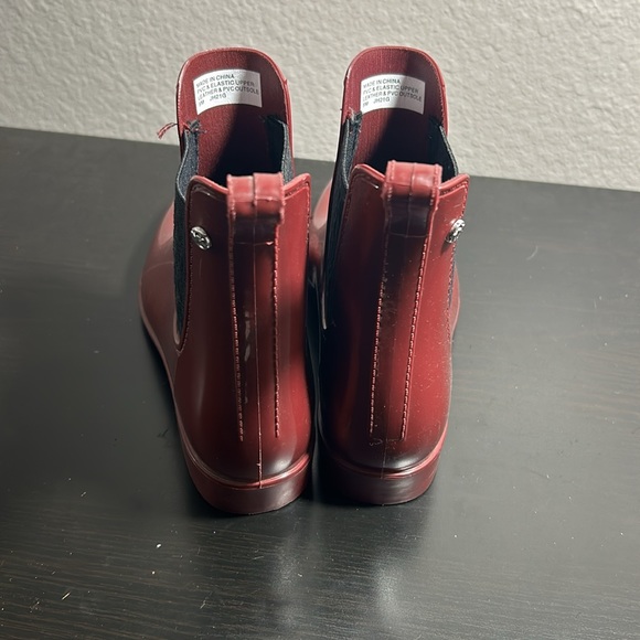 Michael Kors Rainb Boots - Picture 2 of 7